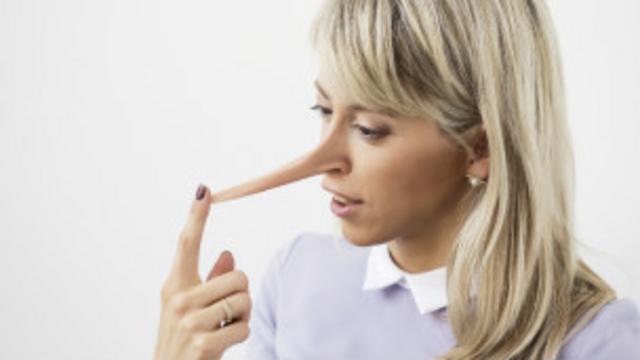 Mentir es un ejercicio complejo que requiere el uso de muchos recursos mentales. 