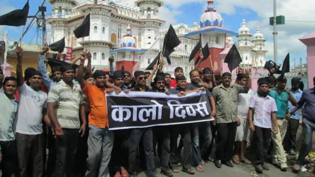 مظاہرین نے بھارت اور نیپال کی سرحد پر بطور احتجاج راستے مسدود کر دیے ہیں اور اشیائے ضرورت لانے والے ٹرک اور دیگر گاڑیاں نیپال میں نہیں داخل ہو پا رہیں