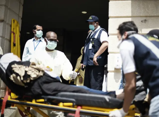 Носилки у больницы