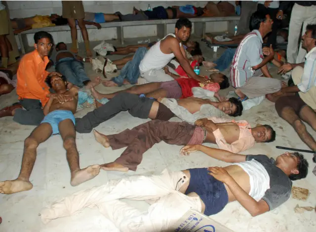 Ранениые под навесом