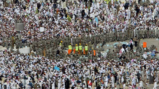 Армия в толпе