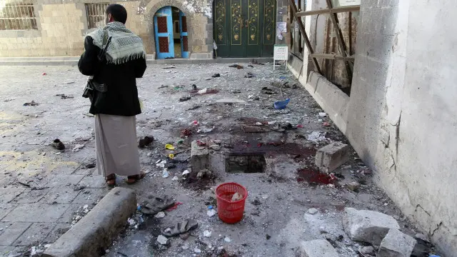 ပထမ ဗုံးက ဗလီအတွင်း ပေါက်ကွဲခဲ့ပြီး လူတွေ အပြင် ပြေးထွက်စဉ် အပေါက်ဝမှာ ဒုတိယဗုံး ပေါက်ကွဲခဲ့။