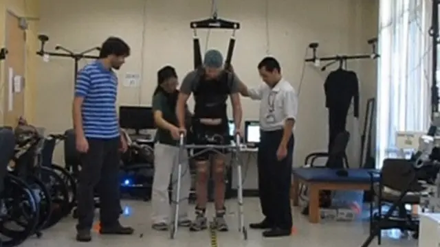 Hombre parapléjico logró caminar unos cuatro metros utilizando un aparato que lee su cerebro y se comunica con los músculos de sus piernas,