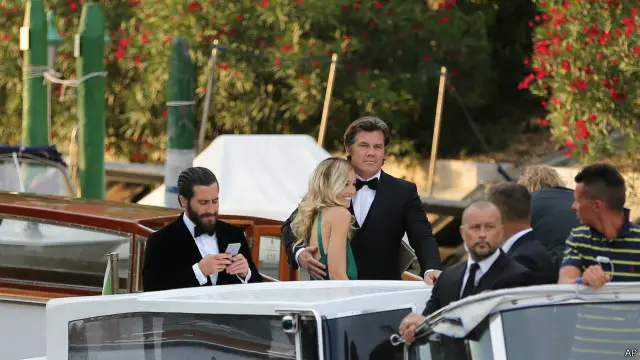 لحظة وصول ممثلي فيلم "ايفرست" الى حفل افتتاح مهرجان فينيسيا السينمائي 