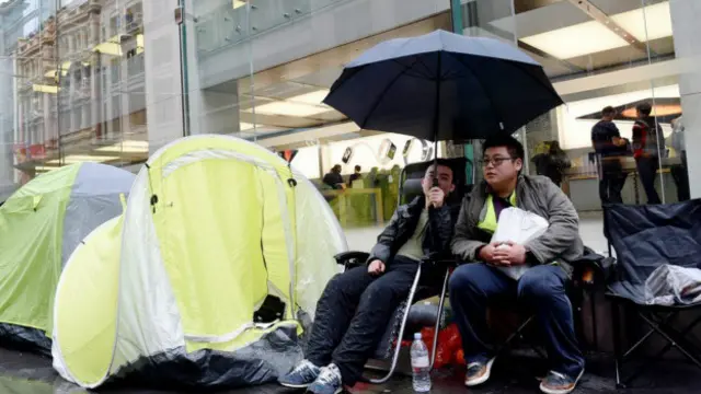 Apple ürünlerini ilk alanlardan olmak isteyenler günlerce kamp kuruyor. 