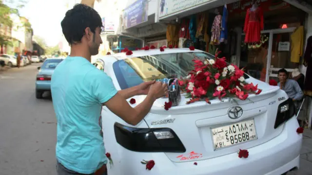 کابل کې د موټر سینګارولو لپاره هم له تازه ګلانو کار اخیستل کېږي.