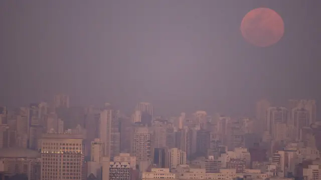 La Luna se verá rojiza porque su superficie estará iluminada por rayos tenues que rebotan de la atmósfera terrestre. 
