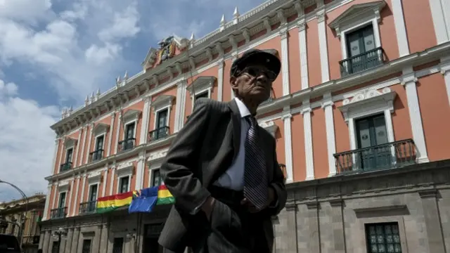 Como el palacio de gobierno, los bolivianos engalanaron los edificios oficiales para esperar el anuncio.