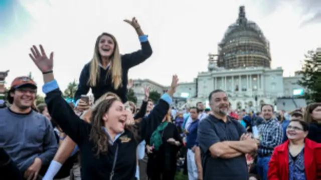 Fieles católicos se congregan a las afueras del Capitolio.