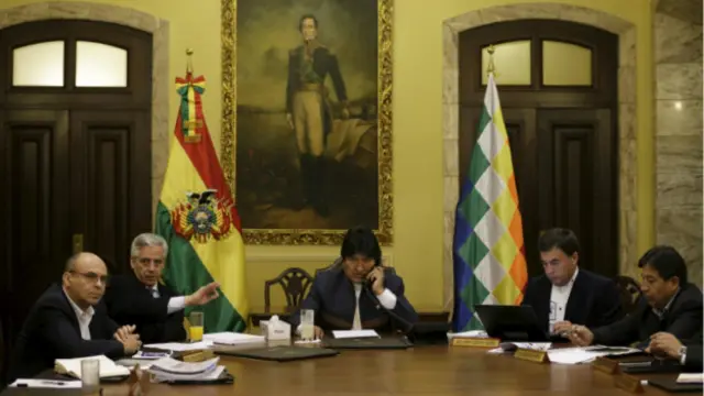 Morales escuchó la decisión de La Haya rodeado de su equipo más cercano.