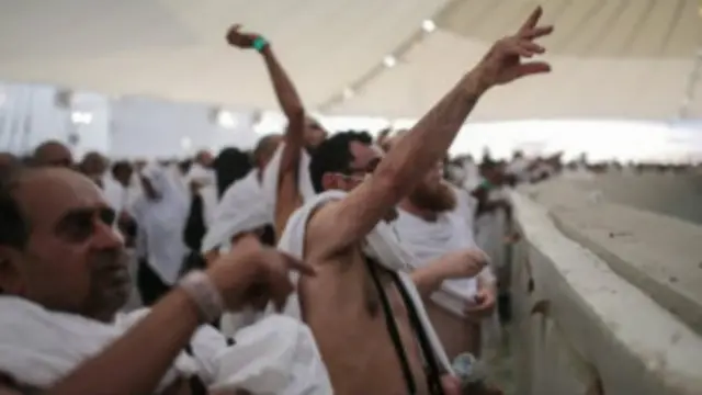 Los fieles deben cumplir con el rito de la lapidación de las tres columnas que simbolizan las tentaciones del diablo.