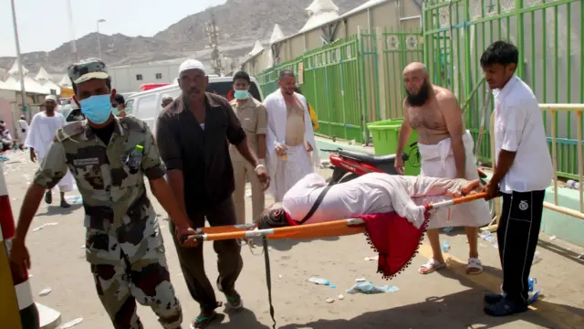 急救人員將傷者抬走