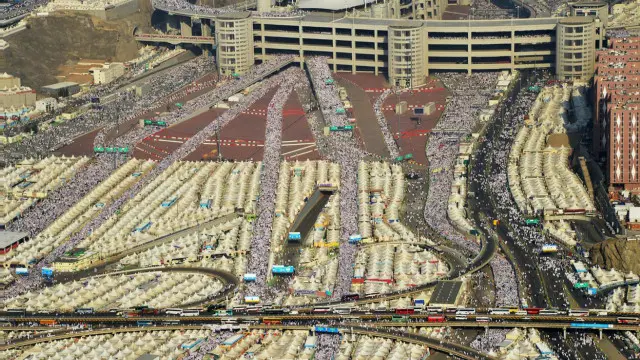 Ratusan ribu jemaah haji bergerak untuk melempar jumrah.