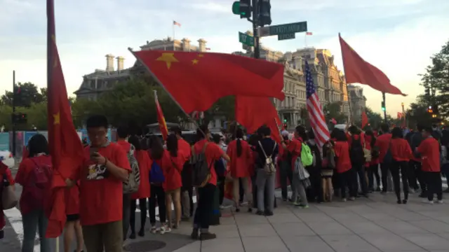 一些在美华人欢迎习近平的到来