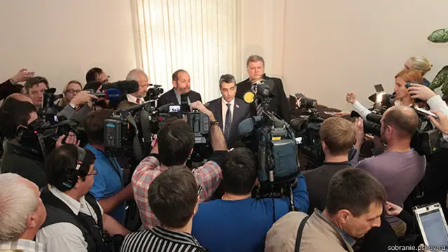 Лев Шлосберг общается с прессой.