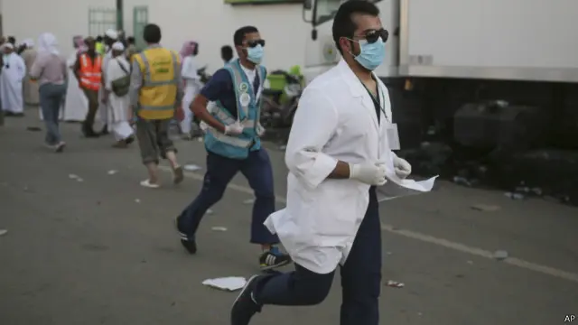 طبی عملہ جائے حادثہ پر پہنچا تو سہی لیکن اس وقت تک سینکڑوں حاجی ہلاک ہو چکے تھے