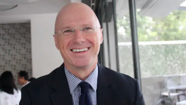 Sehari-hari, Scott Thompson bekerja sebagai seorang direktur di perusahaan tambang batubara.