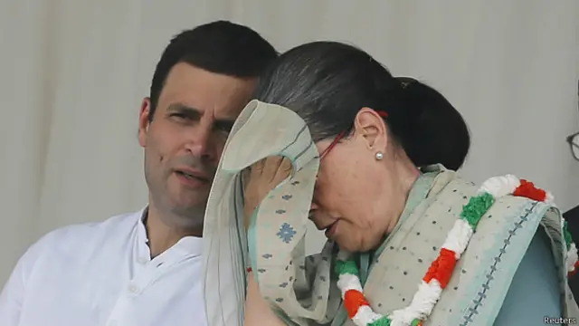 बीजेपी सरकार और उसके नेता पूरे घोटाले में कांग्रेस की नेता सोनिया गांधी और राहुल गांधी पर आरोप लगा रहे हैं.