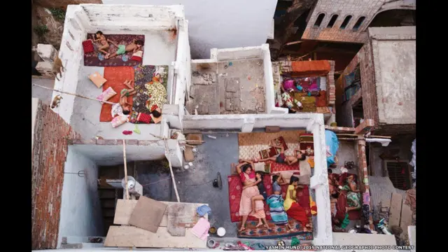 'रूफ़टॉप स्लीप्स, वाराणसी', यास्मिन मंद