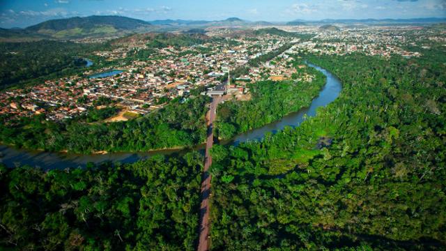 Rodovia que une a área urbana de Parauapebas, no Pará, e a Floresta Nacional de Carajás; país tem mais de 15,5 mil km de estradas cortando unidades de conservação