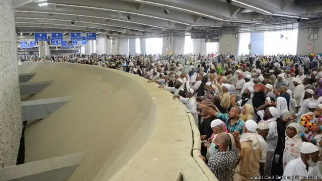 منیٰ میں جمرات کو پتھر مارتے ہوئے لوگ