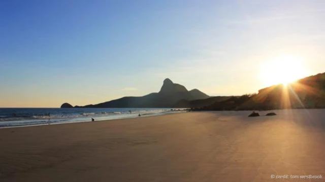 白天的熱浪在Nhat海灘慢慢落下(圖片來源:Tom Westbrook)