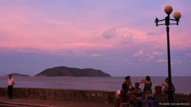 落日的餘暉灑在昆山島的濱海大道上(圖片來源:Tom Westbrook)