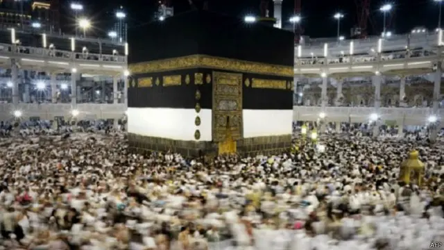 الحجاج يقومون بالطواف حول الكعبة