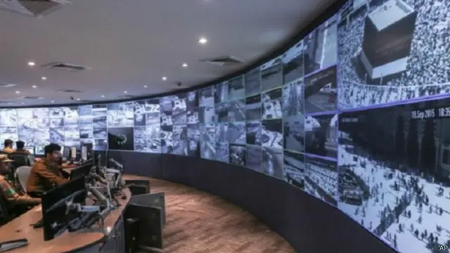 ثبتت السلطات مئات الكاميرات لمراقبة الحركة في المسجد الحرام ومحيطه