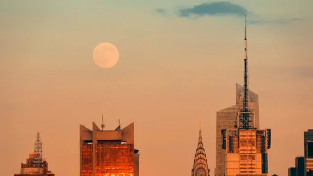 Cuando la Luna está en su punto más cercano a la Tierra, está a 384.500Km de distancia.