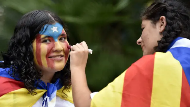 Каталонцы с раскрашенными в цвета флага лицами