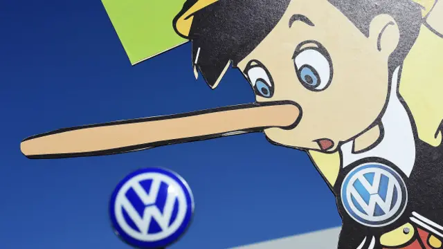 Un grupo de personas se manifestó frente a la planta de producción de la compañía en Wolfsburgo exigiendo el fin de las mentiras.