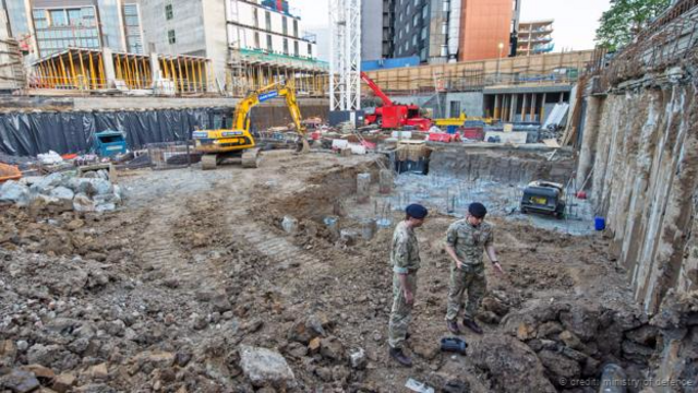 Efectivos militares trabajan en la desactivación de una bomba hallada en el norte de Londres
