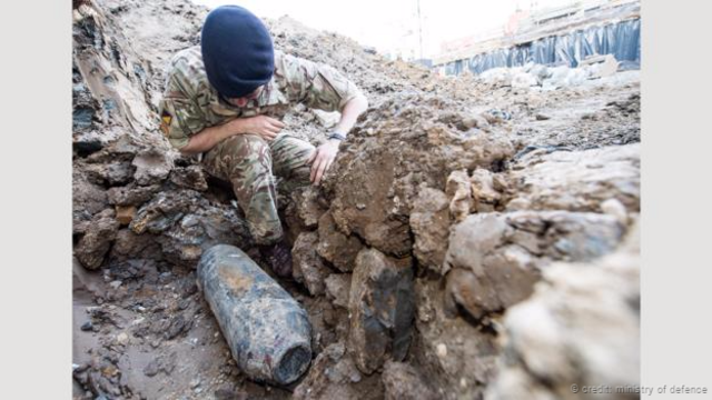 Un soldado examina la bomba de Wembley