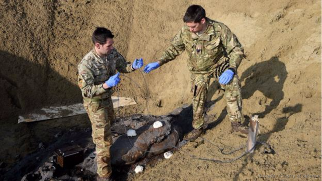 Efectivos militares manejan una bomba hallada en el este de Londres