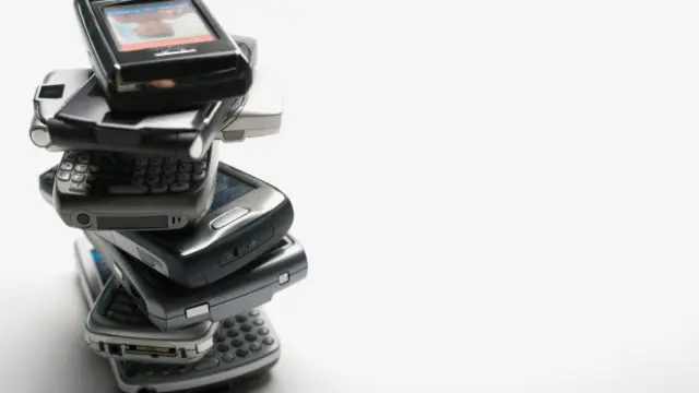 Los teléfonos móviles viejos también han encontrado un hueco en el mundo del arte.