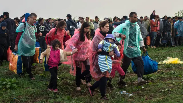 ဆားဗီးယား ဘက်ကနေ ခရိုအေးရှား နိုင်ငံထဲကို မိုးထဲ ရေထဲ ဝင်ရောက်နေ။