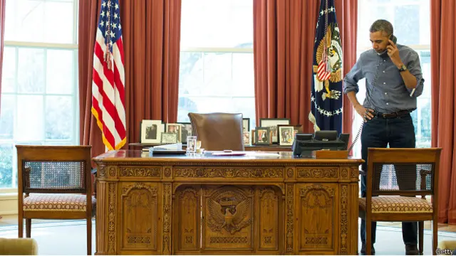 Барак Обама в Овальном кабинете