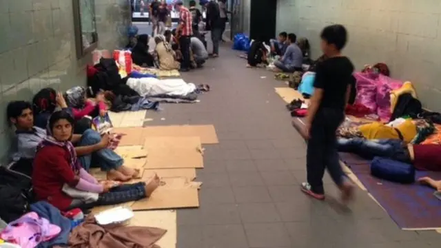 د یونان د ویکټوریا په نامه اورګاډي تمځي کې افغان کورنۍ پر ځمکه ناستې دي.