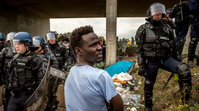 Мигрант и полицейские