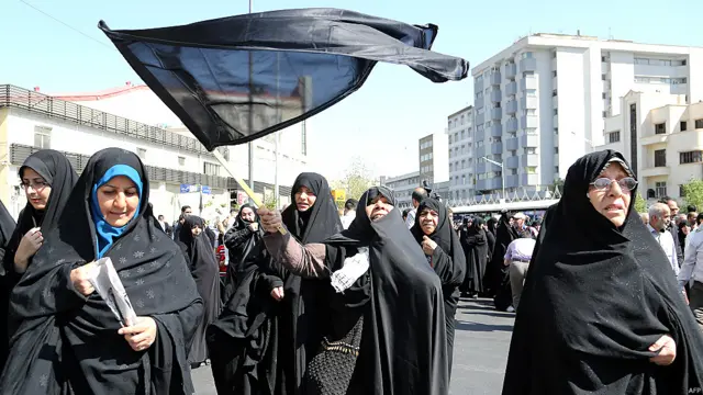 ایران نے سعودی عرب سے مطالبہ کیا ہے کہ وہ منٰی میں ہلاکتوں کے واقعے کی ذمہ داری قبول کرے جبکہ سعودی عرب اپنے اس موقف پر قائم ہے کہ یہ واقعہ حاجیوں کی جانب سے ہدایات پر عمل نہ کرنے کی وجہ سے پیش آیا۔