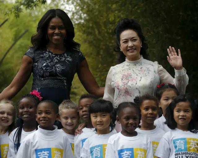 当天，美国第一夫人米歇尔.奥巴马与中国国家主席夫人彭丽媛在华盛顿动物园为新出生的熊猫宝宝起名为贝贝。