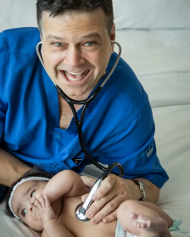 Doctor auscultando a bebé