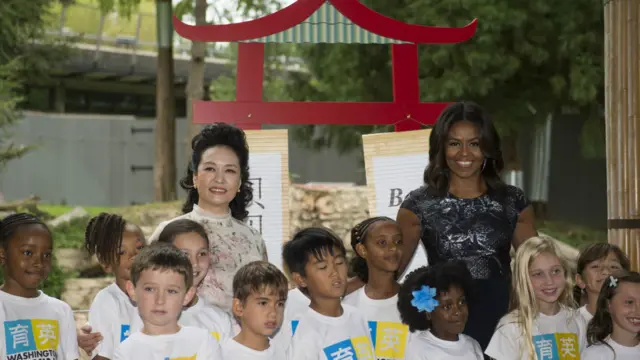 中美第一夫人彭麗媛、米歇爾與小學生們拍照