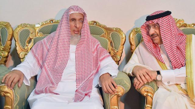 مفتی اعظم عربستان (چپ) در دیدار با ولیعهد سعودی