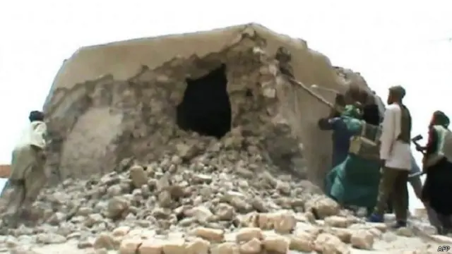 دمر المتشددون المساجد والأضرحة في مدينة تمبكتو في مالي.