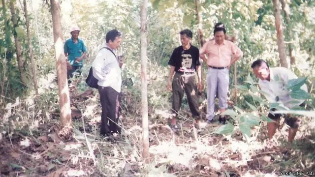 Sejumlah pegiat YPKP 1965 wilayah Pati melakukan penyelidikan di lokasi yang diyakini sebagai kuburan massal di kawasan Perhutani HPH Brati, Desa Brati, Kecamatan Kayen, Kabupaten Pati.