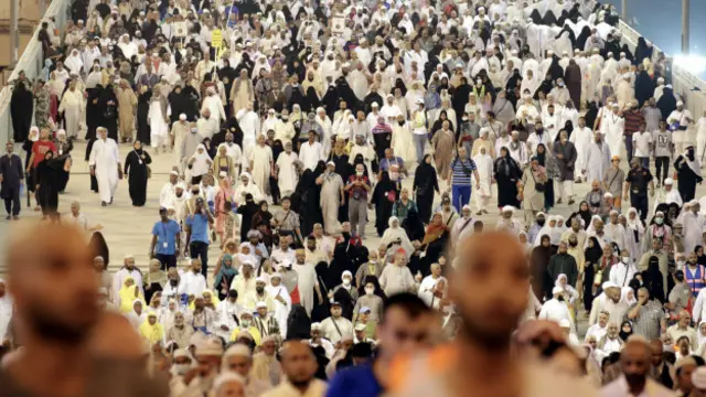 Səudiyyə hakimiyyəti bildirib ki, faciə zəvvarların iki böyük qrupunun eyni küçəyə müxtəlif istiqamətlərdən daxil olması zaman baş verib.