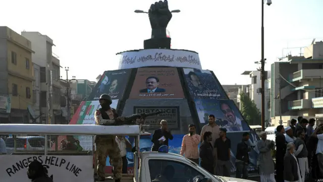 کراچی میں رینجرز کے آپریشن میں پہلا ہدف ایم کیو ایم بنی جبکہ اس کے بعد حکمراں جماعت پیپلز پارٹی کو نشانہ بنایا گیا