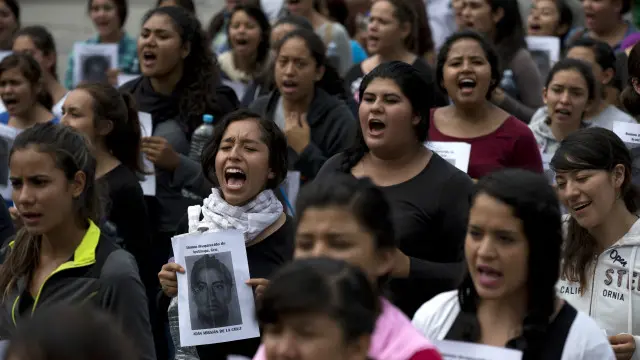طلبا کے اہل خانہ حکومت کے اس موقف کو مسترد کرتے ہیں کہ طلبا کو پولیس نے اگیوالا کے شہر میں جرائم پیشہ افراد کے ایک گینگ کے حوالے کیا تھا، جس نے انہیں قتل کر دیا ہے